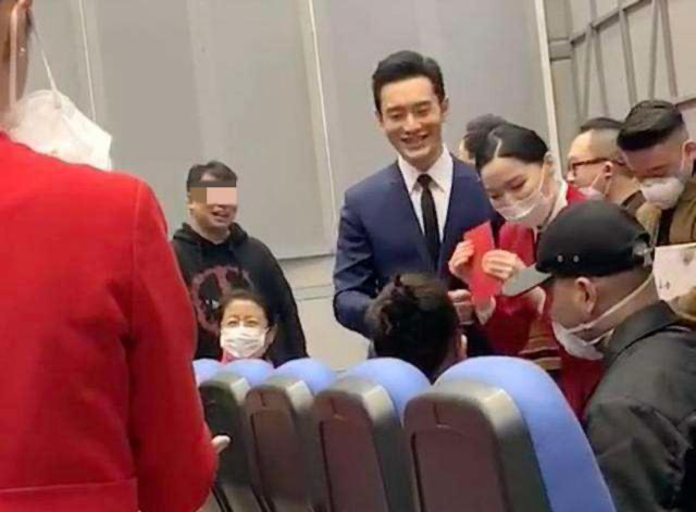 黄晓明离婚后忙在剧组拍戏,拿厚厚一沓红包,亲自发给上百名人员休闲区蓝鸢梦想 - Www.slyday.coM 黄晓明离婚后忙在剧组拍戏,拿厚厚一沓红包,亲自发给上百名人员休闲区蓝鸢梦想 - Www.slyday.coM