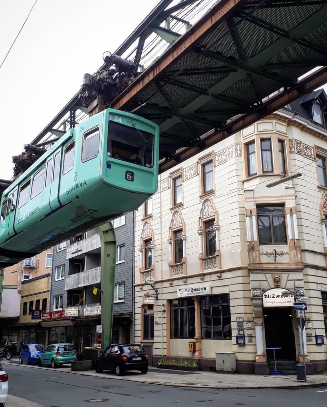 世界上最悠久的悬挂式单轨交通伍珀塔尔