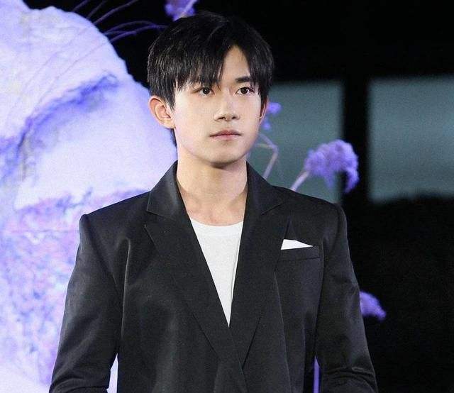 易烊千玺成为首位00后百亿票房男主：曾被冷落8年，以气质出圈！休闲区蓝鸢梦想 - Www.slyday.coM