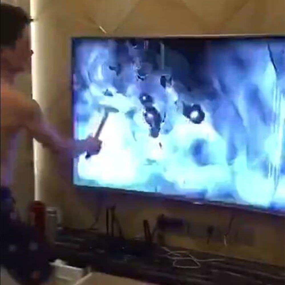 国足13越南耻辱之夜曝李霄鹏张琳芃寒心一幕球迷痛哭砸电视