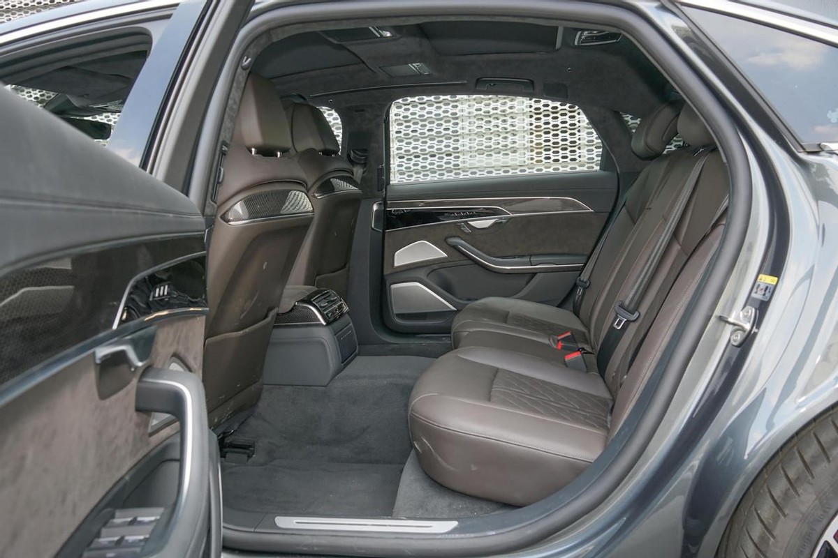 车长超5米3配v8动力4秒破百售价21078万近距离体验奥迪s8