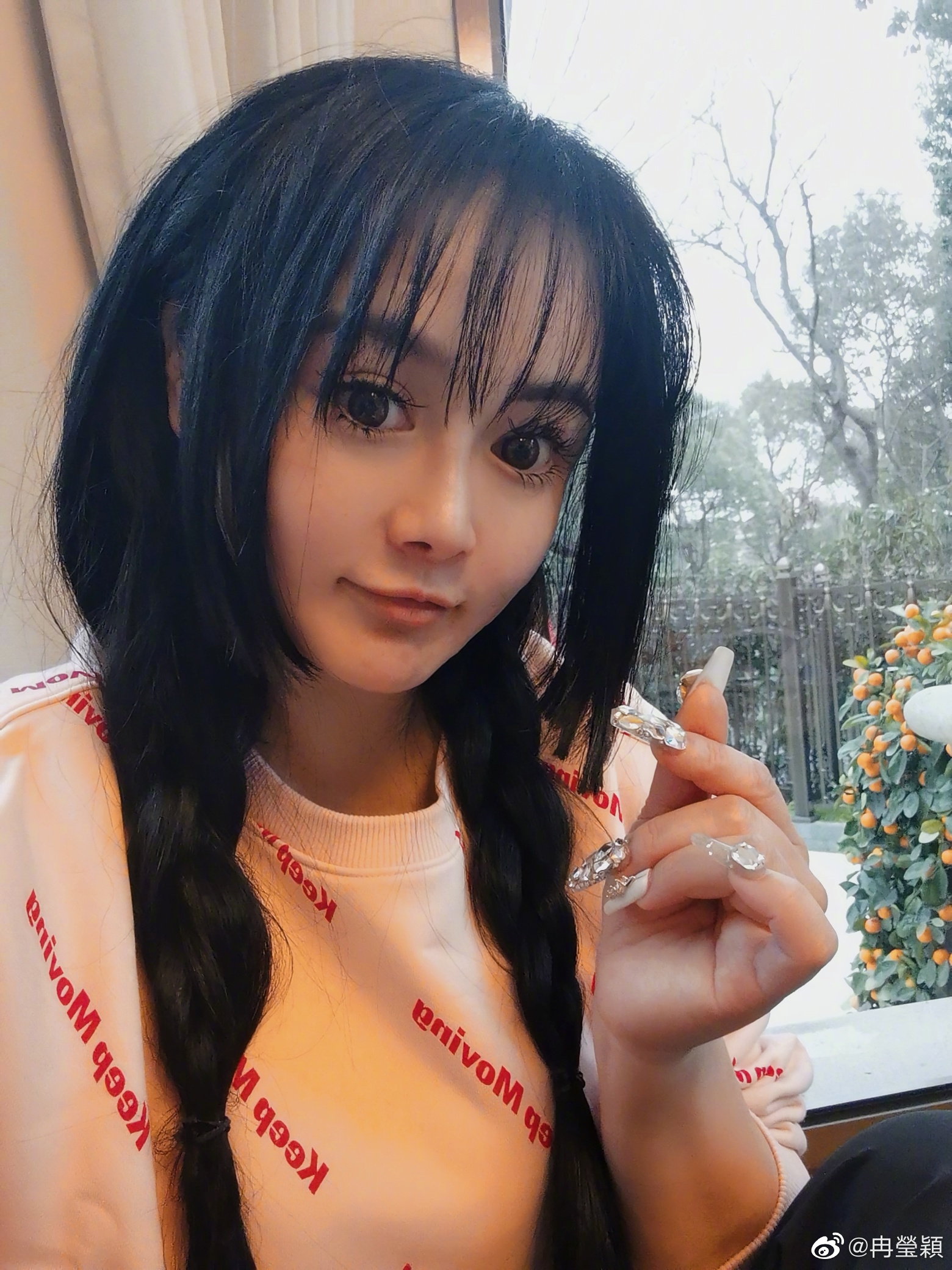 冉莹颖晒春节美照,被吐槽整容像鬼?