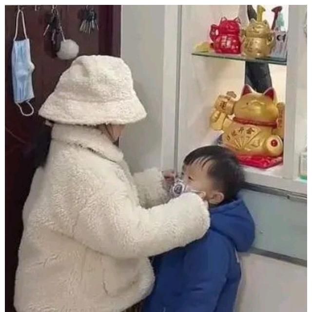 奇奇悦悦给许妈姚爸拜年，收到拜年红包后，奇奇一动作显优良家风休闲区蓝鸢梦想 - Www.slyday.coM