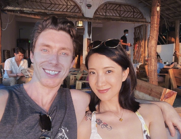 陈赫前妻国外过春节许婧被帅气男友亲密搂肩海边冲浪秀好身材