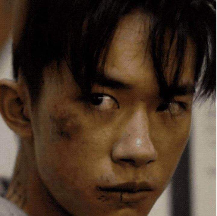 易烊千玺成为首位00后百亿票房男主：曾被冷落8年，以气质出圈！休闲区蓝鸢梦想 - Www.slyday.coM