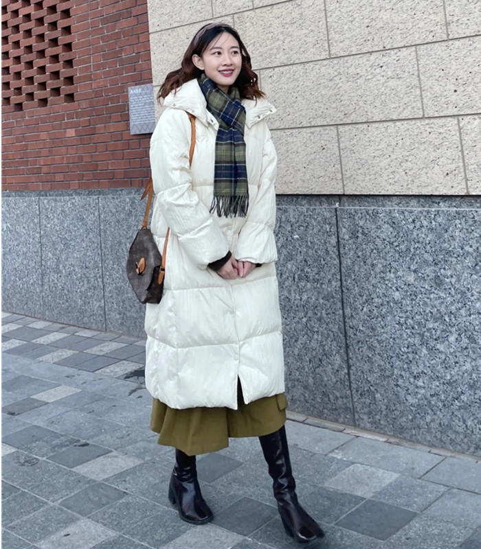 穿长羽绒服不一定非要配裤子,搭半身裙优雅知性,兼有风度和风度|半身