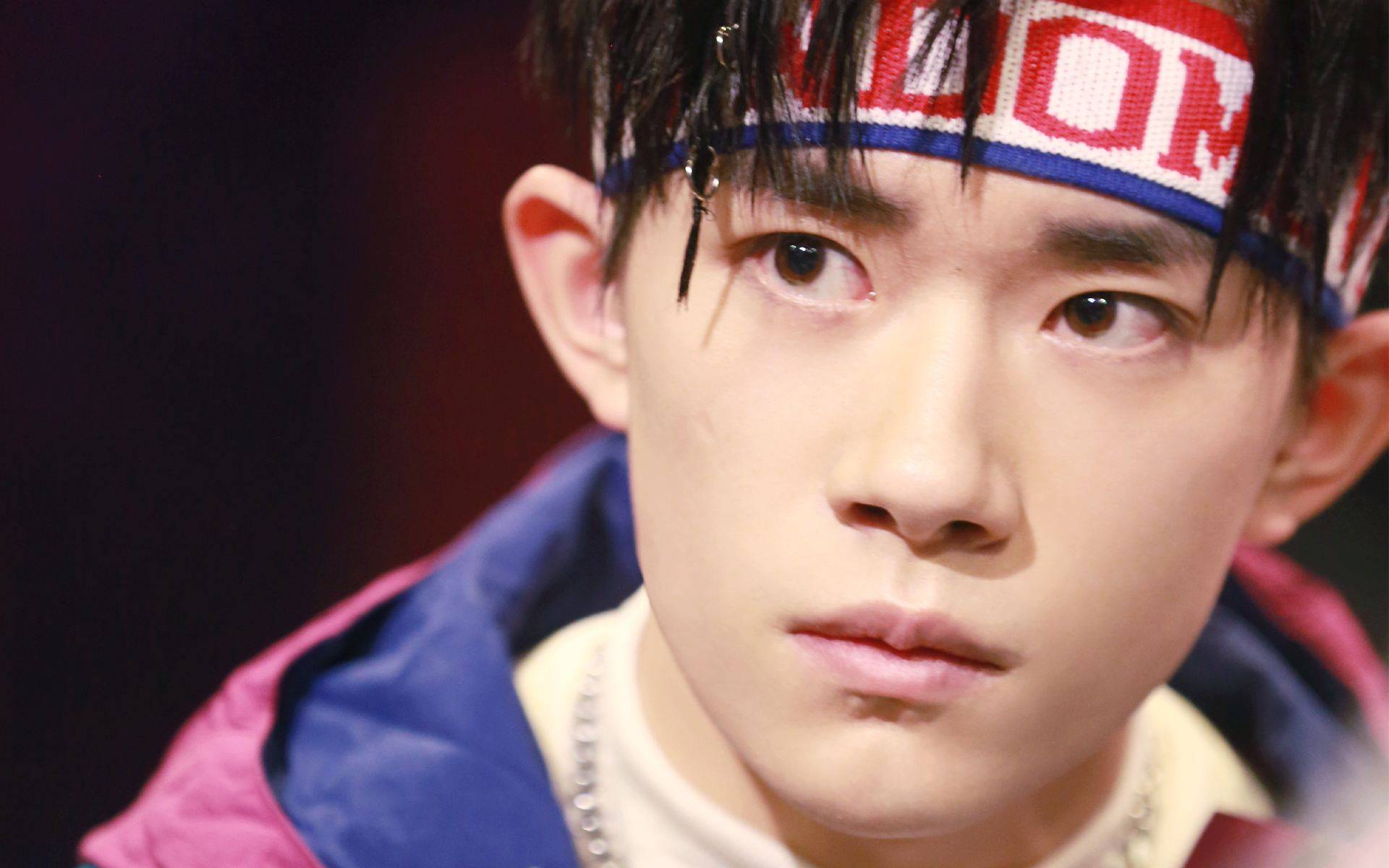 易烊千玺成为首位00后百亿票房男主：曾被冷落8年，以气质出圈！休闲区蓝鸢梦想 - Www.slyday.coM