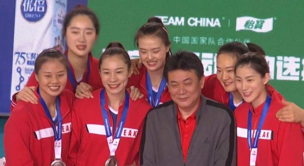 郎平接班人出炉！时隔3206天，中国女排官宣新1任主教练：蔡斌！休闲区蓝鸢梦想 - Www.slyday.coM