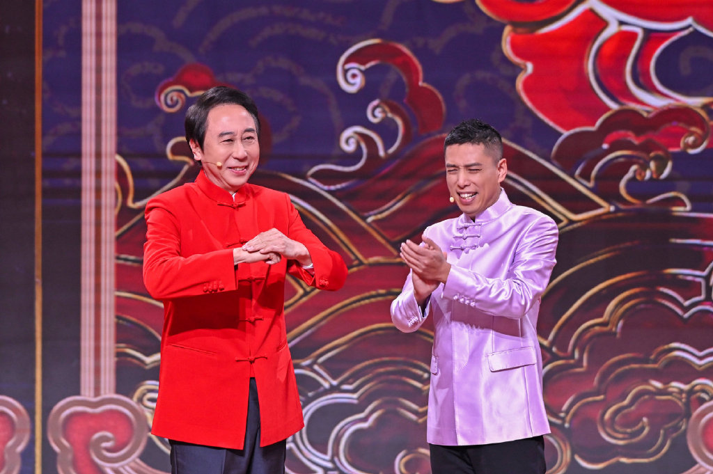 2022北京台春晚舞台，冯巩与学生带来《欢聚一堂》。