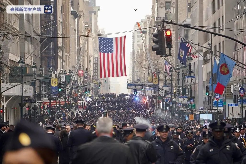 纽约上万警察到场！休闲区蓝鸢梦想 - Www.slyday.coM