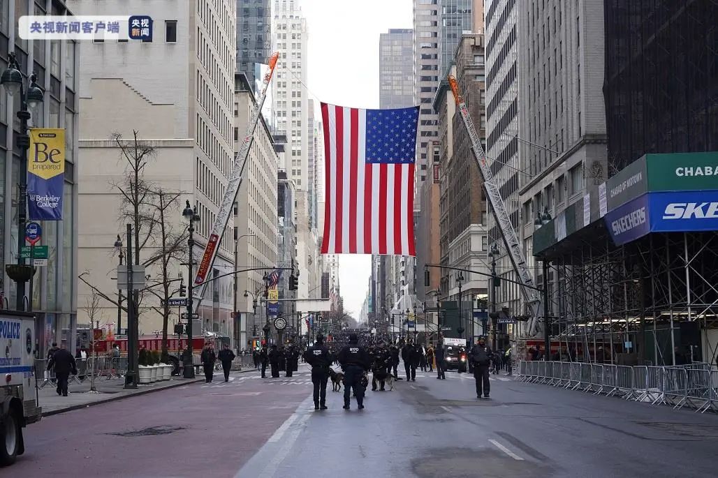 纽约上万警察到场！休闲区蓝鸢梦想 - Www.slyday.coM
