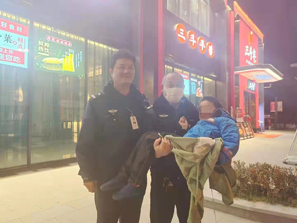 大年初一六岁男童沉迷手机挨父母骂，晚上赤脚离家出走幸被民警及时寻回休闲区蓝鸢梦想 - Www.slyday.coM
