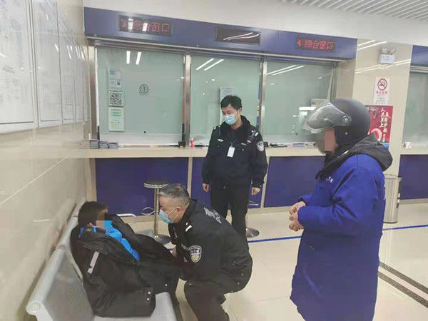大年初一六岁男童沉迷手机挨父母骂，晚上赤脚离家出走幸被民警及时寻回休闲区蓝鸢梦想 - Www.slyday.coM