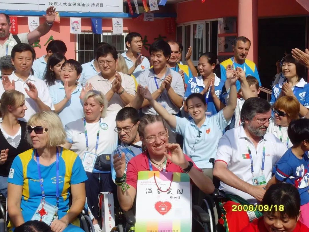 ▲2008年9月18日，李楠和志愿者们在望京街道温馨家园中与外国运动员一同唱歌。受访者供图