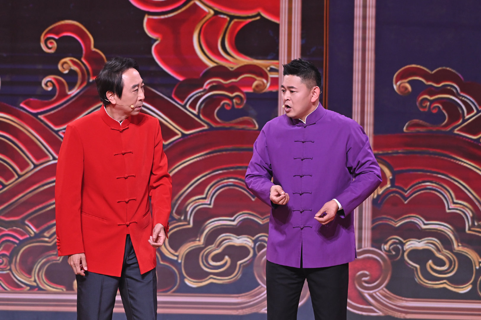 冯巩“老带新”，与学生一同表演《欢聚一堂》。