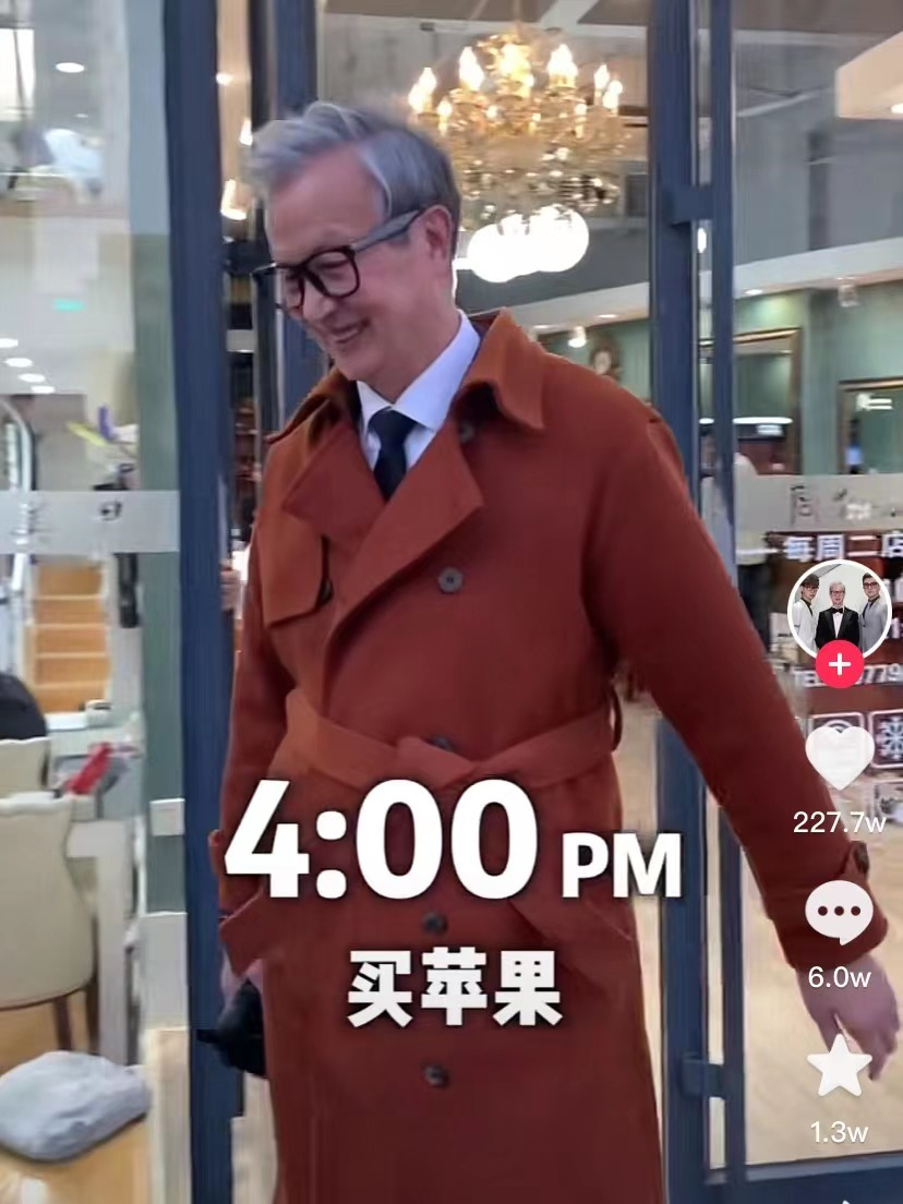 这就是“叔圈顶流”吗？80岁大爷的身材穿搭也太好了吧！休闲区蓝鸢梦想 - Www.slyday.coM