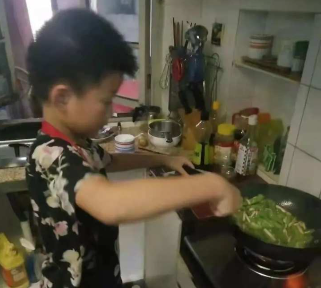 糖醋黄鱼、大蒜炒羊肉……除夕夜20道菜出自一位13岁小学生休闲区蓝鸢梦想 - Www.slyday.coM