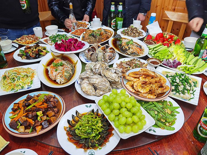 2022年的春节，张碧涵和同事在烟台的一家餐厅吃了顿踏实的年夜饭。图片由受访者提供