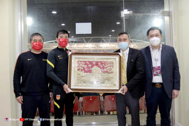 国足vs越南赛前，陈戌源与越南足协开座谈会，赠送对方10号球衣休闲区蓝鸢梦想 - Www.slyday.coM