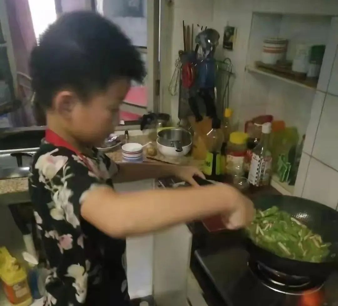 老师布置“春节烧一道菜”，小学生除夕夜连上20道！（视频）休闲区蓝鸢梦想 - Www.slyday.coM