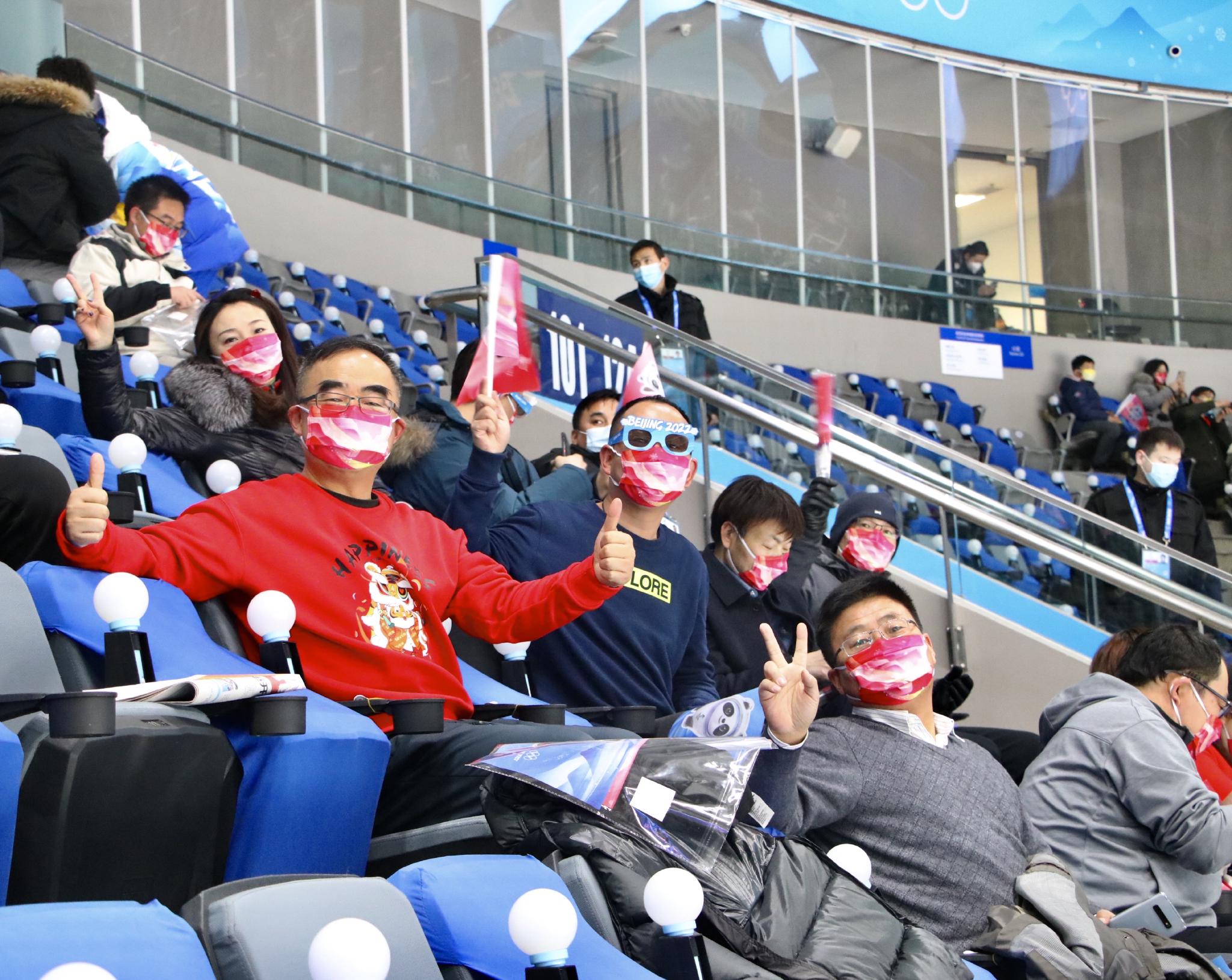 国家体育馆迎来冬奥首赛821名观众现场助威