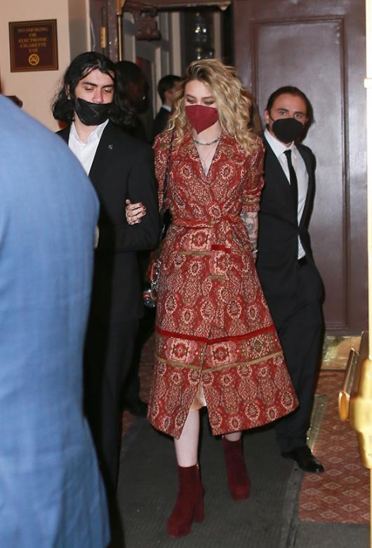 当地时间2月1日晚,已故流行天王迈克尔·杰克逊的三个孩子,24岁的王子