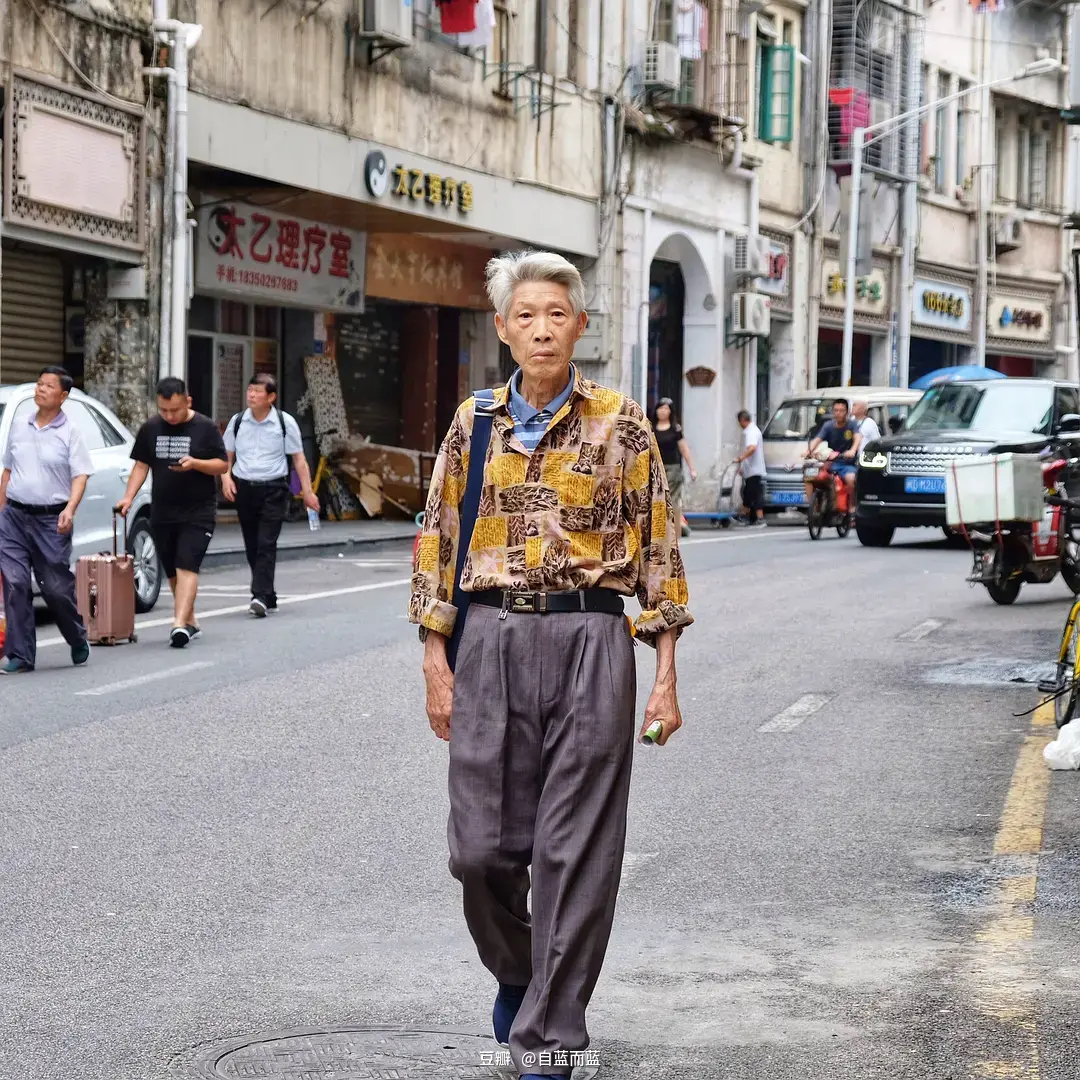 这就是“叔圈顶流”吗？80岁大爷的身材穿搭也太好了吧！休闲区蓝鸢梦想 - Www.slyday.coM
