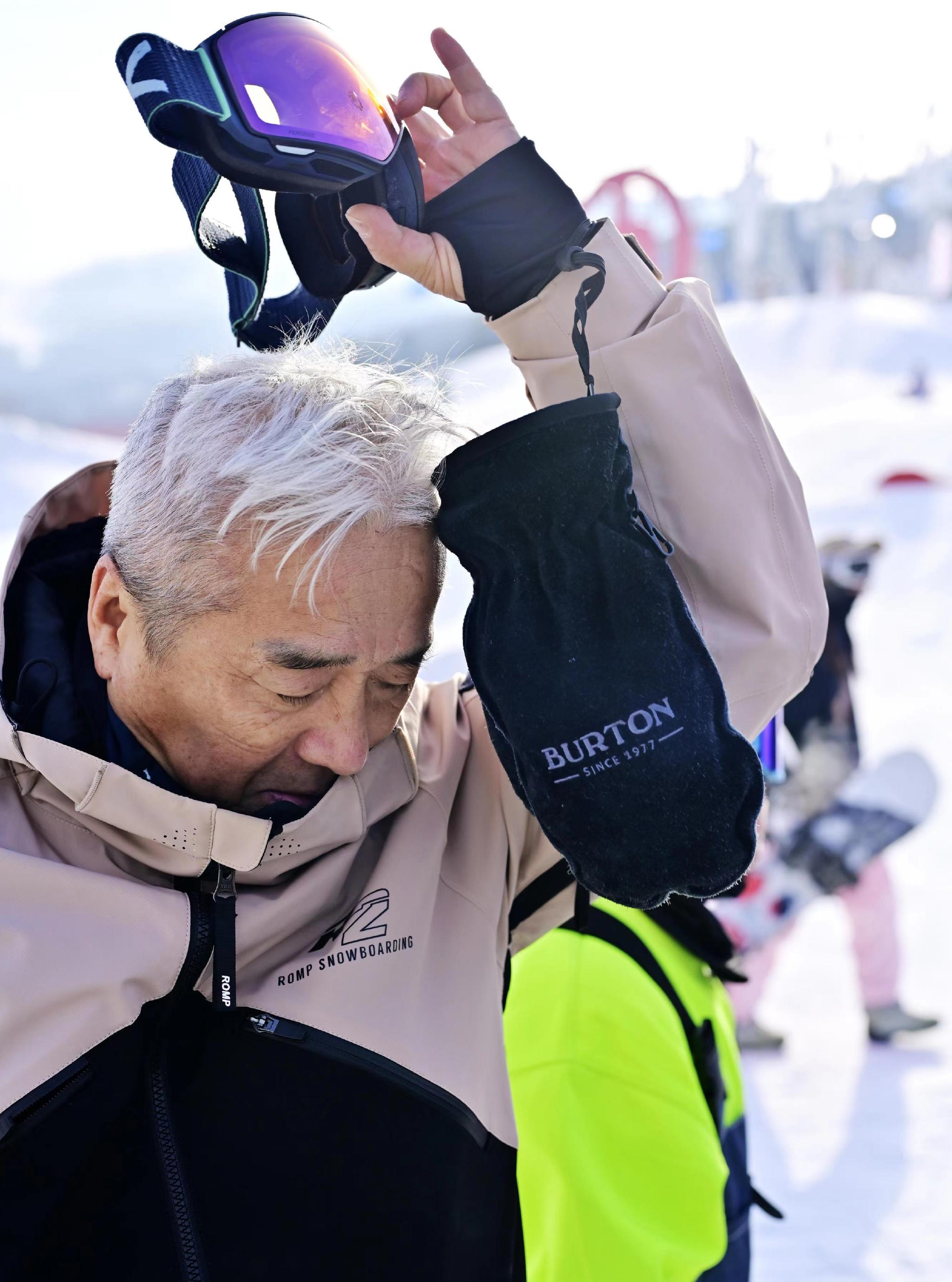 60岁飞大跳台,"银发单板侠"张亦兵:自律给我自由|滑雪|自律|大跳台