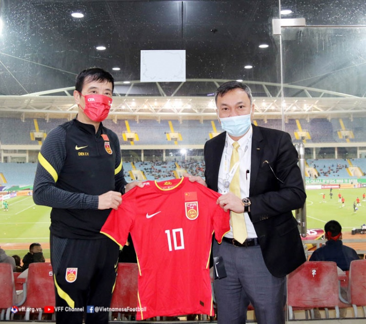 国足vs越南赛前，陈戌源与越南足协开座谈会，赠送对方10号球衣休闲区蓝鸢梦想 - Www.slyday.coM