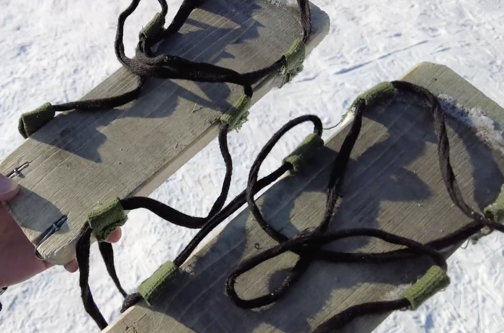 两侧钉两排钉子,缠上绳子绑在脚下,就可以在冰上滑了