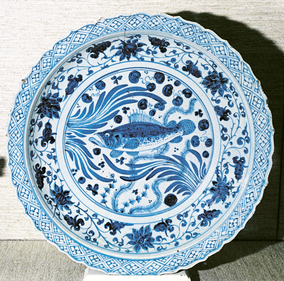 图100 青花瓷盘,饰有水草和鱼纹,元代,14世纪,直径47.