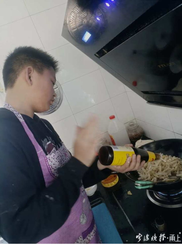 糖醋黄鱼、大蒜炒羊肉……除夕夜20道菜出自一位13岁小学生休闲区蓝鸢梦想 - Www.slyday.coM