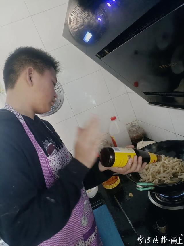 老师布置“春节烧一道菜”，小学生除夕夜连上20道休闲区蓝鸢梦想 - Www.slyday.coM