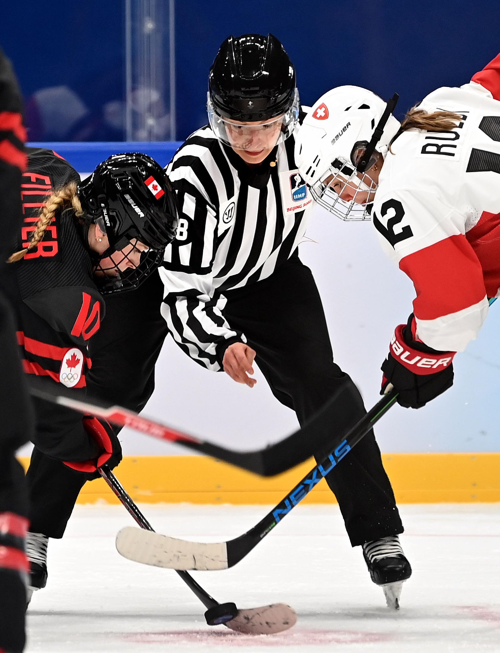 冰球女子小组赛加拿大队胜瑞士队