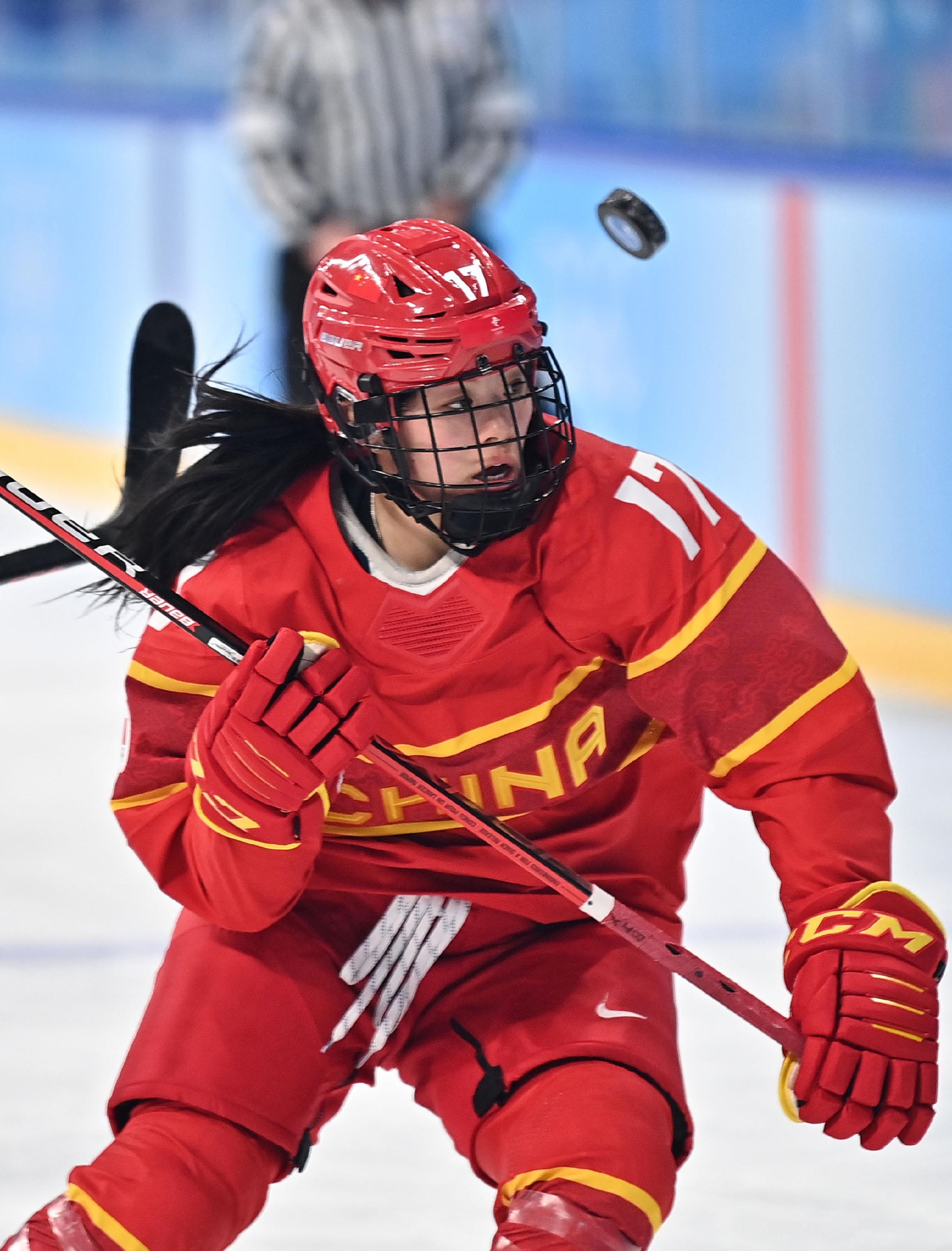 当日,在五棵松体育中心举行的北京冬奥会女子冰球小组赛中,中国队以1