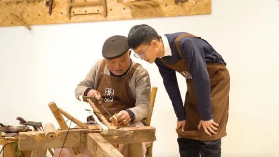 老木梳玩出新花样 95后非遗传承人展示青春国风(图2)