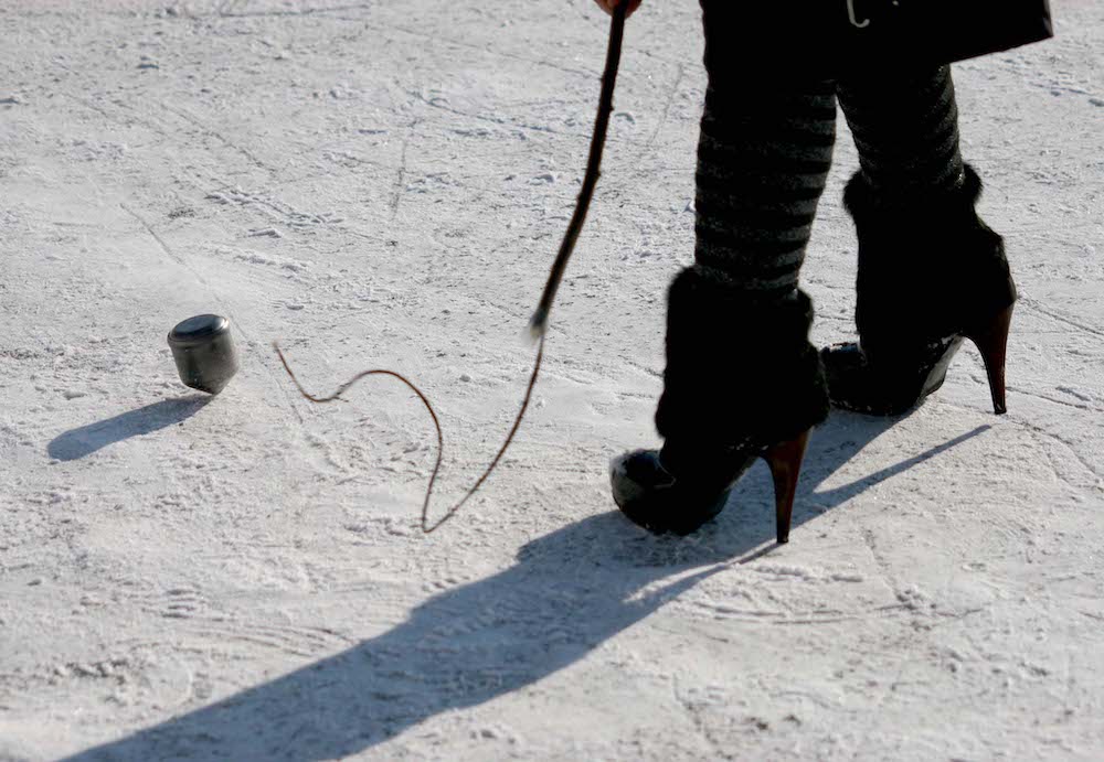 抽冰嘎,也就是打陀螺.视觉中国 图