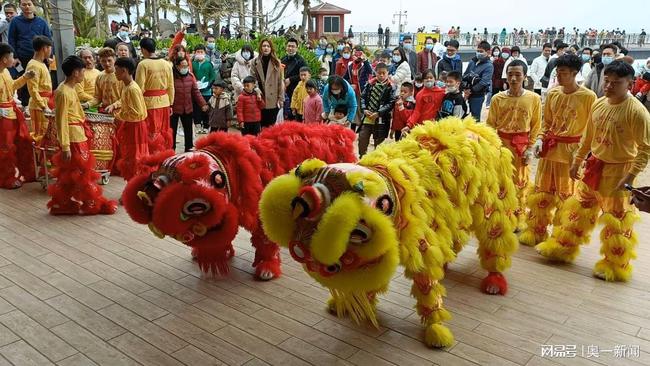 看醒狮“采青”，听锣鼓喧天， 牛仔小镇火火火休闲区蓝鸢梦想 - Www.slyday.coM