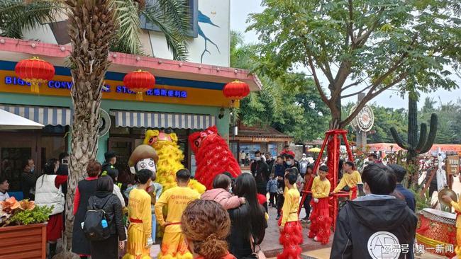 看醒狮“采青”，听锣鼓喧天， 牛仔小镇火火火休闲区蓝鸢梦想 - Www.slyday.coM