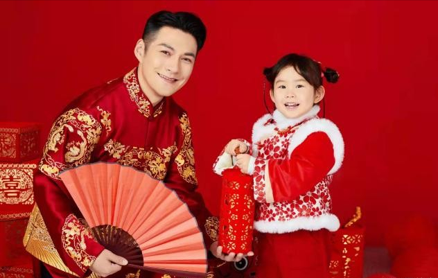 严宽罕晒祖孙三代，亲妈高颜值抢镜碾压娇妻，女儿颜值被妈妈拉跨休闲区蓝鸢梦想 - Www.slyday.coM