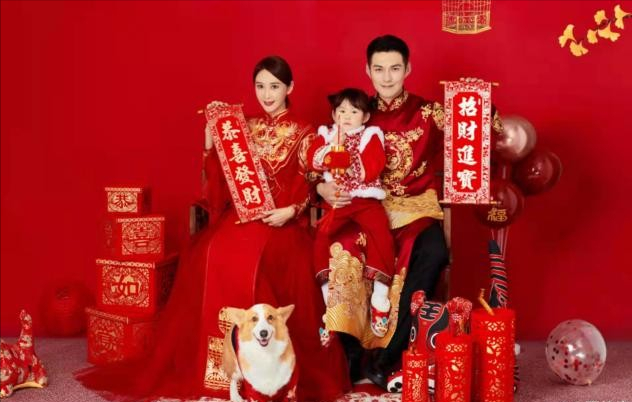 严宽罕晒祖孙三代，亲妈高颜值抢镜碾压娇妻，女儿颜值被妈妈拉跨休闲区蓝鸢梦想 - Www.slyday.coM