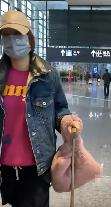 马伊琍和女儿现身机场,后者身材纤细似妈妈,母女二人看不出年龄休闲区蓝鸢梦想 - Www.slyday.coM 马伊琍和女儿现身机场,后者身材纤细似妈妈,母女二人看不出年龄休闲区蓝鸢梦想 - Www.slyday.coM