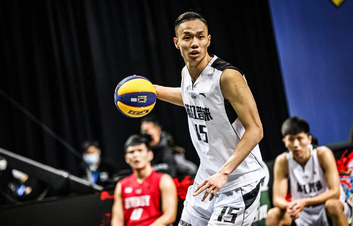 广东宏远的整体表现来看,人员轮换还是太紧张,即便是赵睿和张昊在第三