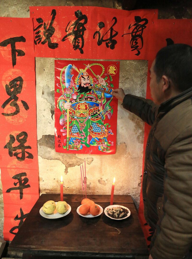 自古就有"送神早,迎神迟"的说法,腊月二十四在送灶神的时候要大清早去