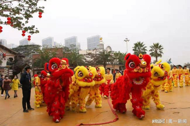 看醒狮“采青”，听锣鼓喧天， 牛仔小镇火火火休闲区蓝鸢梦想 - Www.slyday.coM