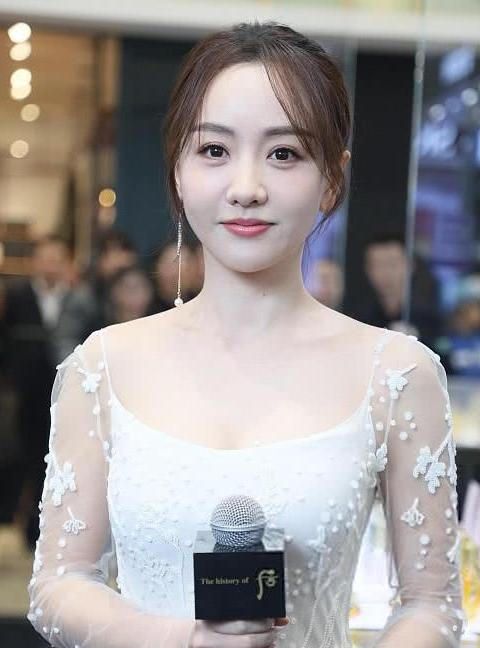 杨蓉最初的古装给人很俏皮的感觉,而她的现代写真又展露了文静大气的
