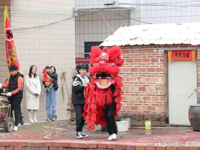 看醒狮“采青”，听锣鼓喧天， 牛仔小镇火火火休闲区蓝鸢梦想 - Www.slyday.coM