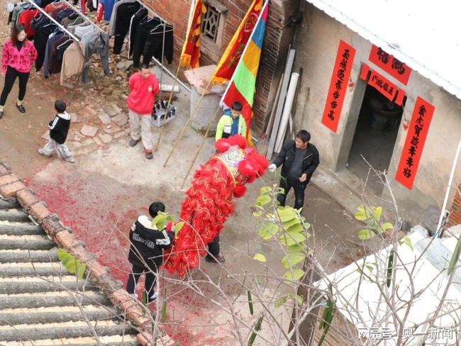 看醒狮“采青”，听锣鼓喧天， 牛仔小镇火火火休闲区蓝鸢梦想 - Www.slyday.coM