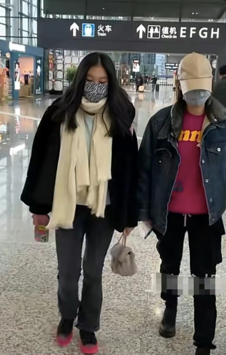马伊琍和女儿现身机场,后者身材纤细似妈妈,母女二人看不出年龄休闲区蓝鸢梦想 - Www.slyday.coM 马伊琍和女儿现身机场,后者身材纤细似妈妈,母女二人看不出年龄休闲区蓝鸢梦想 - Www.slyday.coM