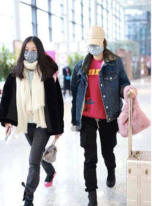 马伊琍和女儿现身机场,后者身材纤细似妈妈,母女二人看不出年龄休闲区蓝鸢梦想 - Www.slyday.coM 马伊琍和女儿现身机场,后者身材纤细似妈妈,母女二人看不出年龄休闲区蓝鸢梦想 - Www.slyday.coM